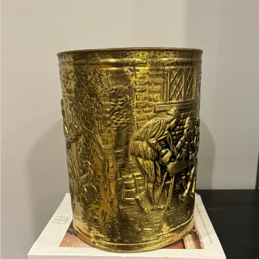 Midcentry Oval Hammered Brass Planter/Container